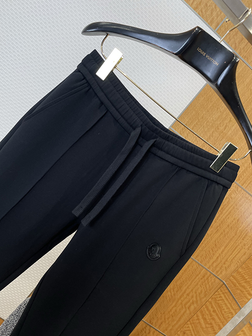 モンクレール スタンドカラーのジップアップトラックスーツ