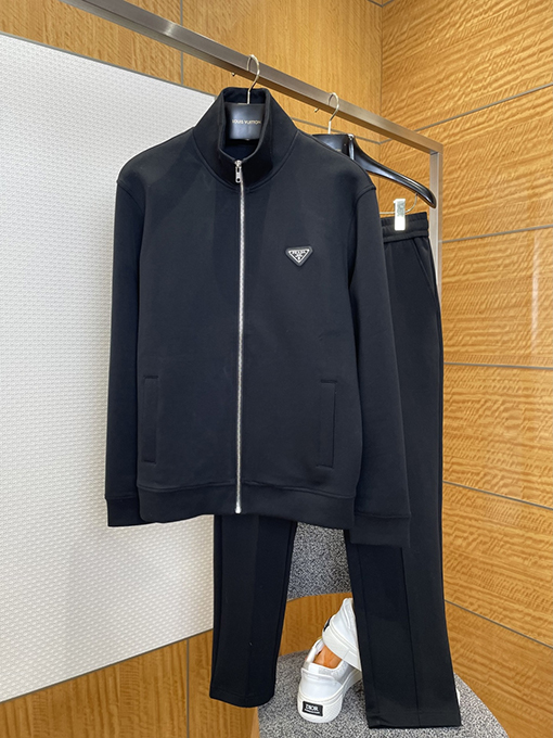 プラダコピー トライアングルロゴスタンドカラージッパーカジュアルスーツ