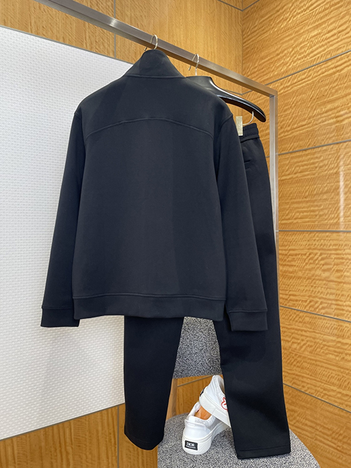 プラダコピー トライアングルロゴスタンドカラージッパーカジュアルスーツ