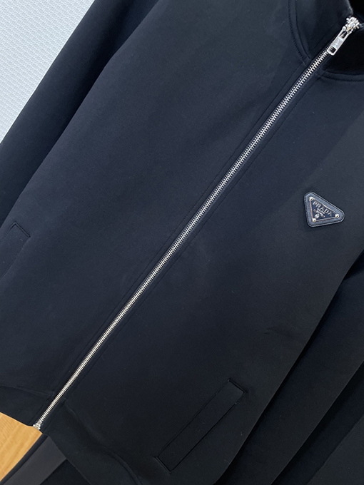 プラダコピー トライアングルロゴスタンドカラージッパーカジュアルスーツ