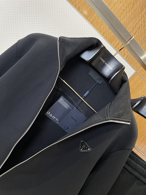 プラダコピー トライアングルロゴスタンドカラージッパーカジュアルスーツ