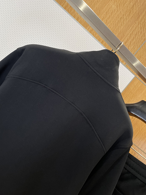 プラダコピー トライアングルロゴスタンドカラージッパーカジュアルスーツ