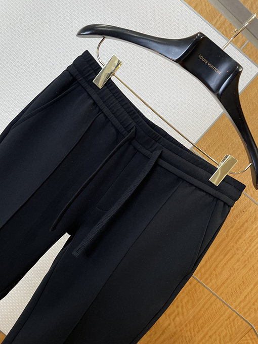 プラダコピー トライアングルロゴスタンドカラージッパーカジュアルスーツ