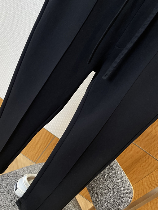 プラダコピー トライアングルロゴスタンドカラージッパーカジュアルスーツ