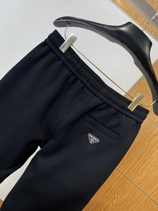 プラダコピー トライアングルロゴスタンドカラージッパーカジュアルスーツ