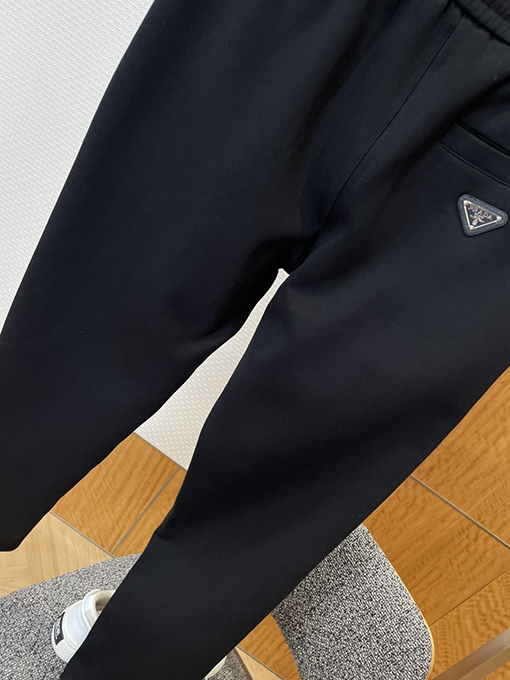 プラダコピー トライアングルロゴスタンドカラージッパーカジュアルスーツ