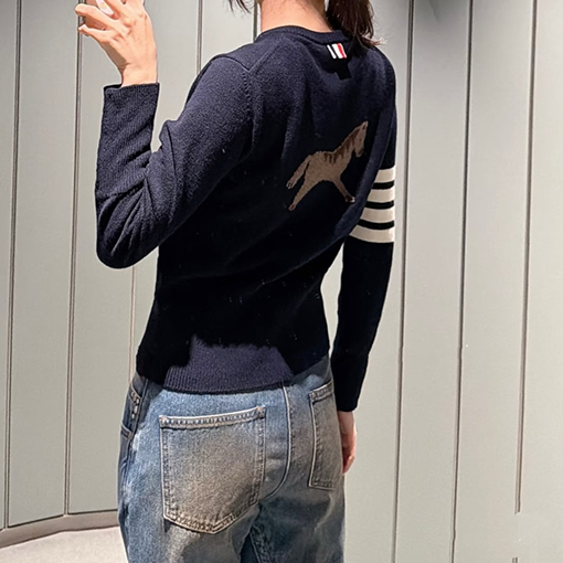 トムブラウン 限定馬年プレッピースタイルのクルーネックシングルブレストボタンニットカーディガン