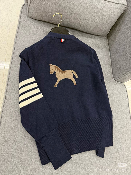 トムブラウン 限定馬年プレッピースタイルのクルーネックシングルブレストボタンニットカーディガン