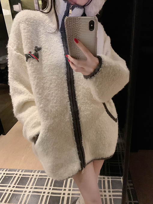 トムブラウンコピー プレッピースタイルのふわふわの子犬柄カラーブロックの厚手セーターコート