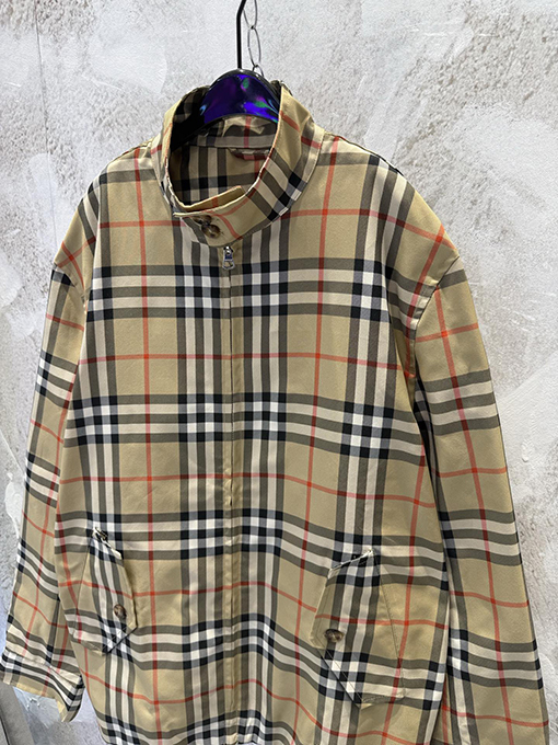 バーバリー スタンドカラーのクラシックなコットンカーキワークウェアジャケット