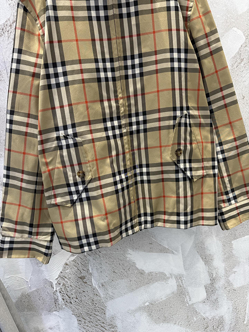 バーバリー スタンドカラーのクラシックなコットンカーキワークウェアジャケット