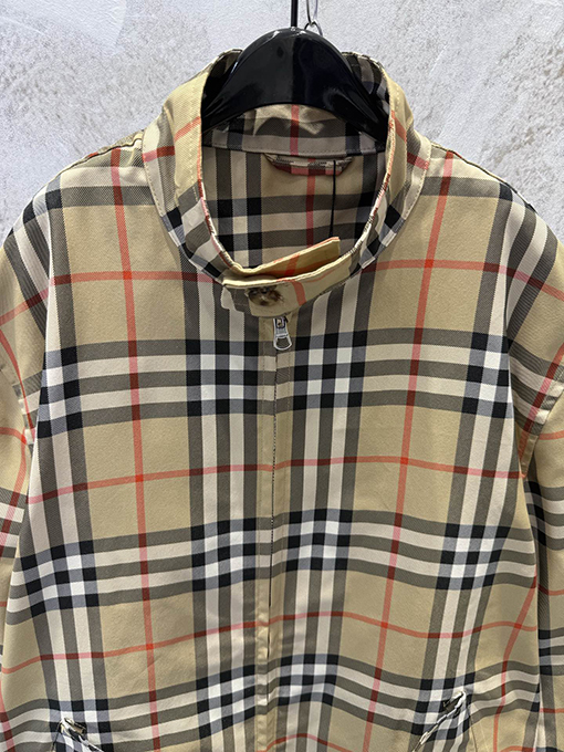 バーバリー スタンドカラーのクラシックなコットンカーキワークウェアジャケット