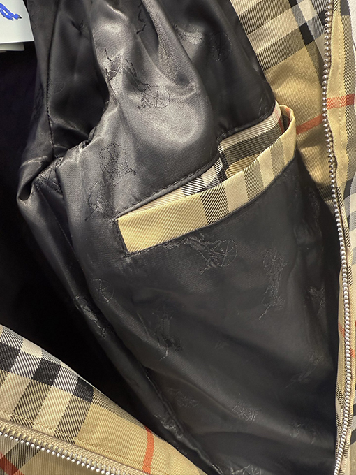 バーバリー スタンドカラーのクラシックなコットンカーキワークウェアジャケット