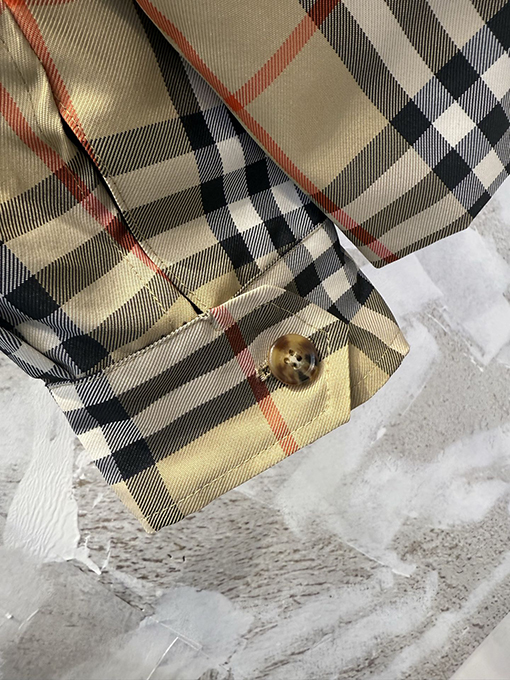 バーバリー スタンドカラーのクラシックなコットンカーキワークウェアジャケット