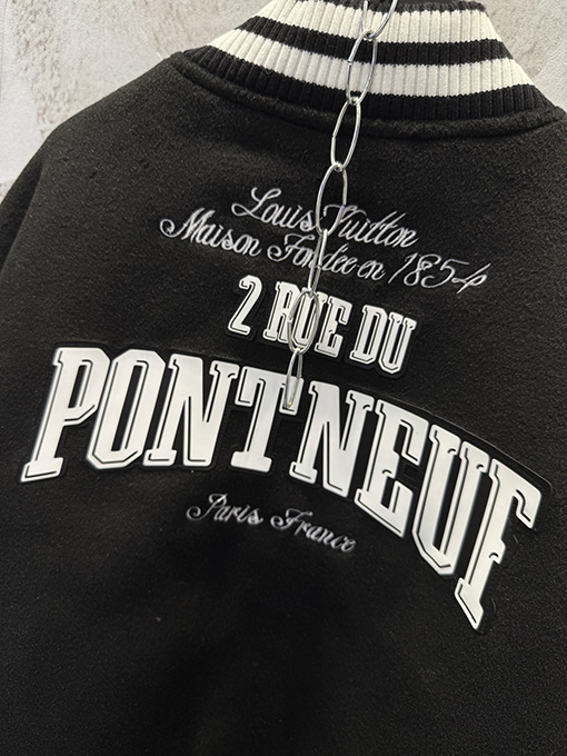 ルイヴィトン Nigo パッチワークレザーパールバックルレザートリムフロントポケットが付いたベースボールスタイルのベルト付きジャケット