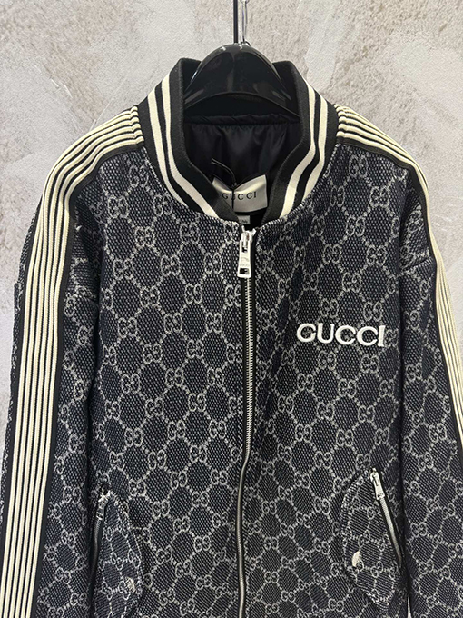 グッチコピー GUCCI クラシックな全面ロゴプリントのベースボールカラージャケット