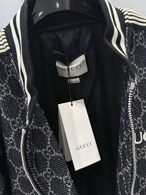 グッチコピー GUCCI クラシックな全面ロゴプリントのベースボールカラージャケット