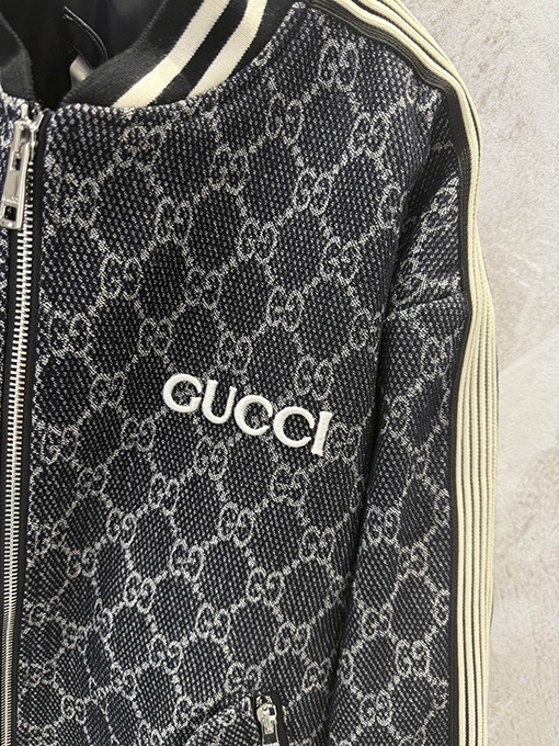 グッチコピー GUCCI クラシックな全面ロゴプリントのベースボールカラージャケット
