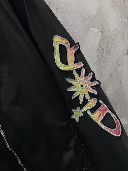 ディオール リブ編みのレタリングと刺繍パッチワークがされたブラックのベースボールスタイルのコットンジャケット