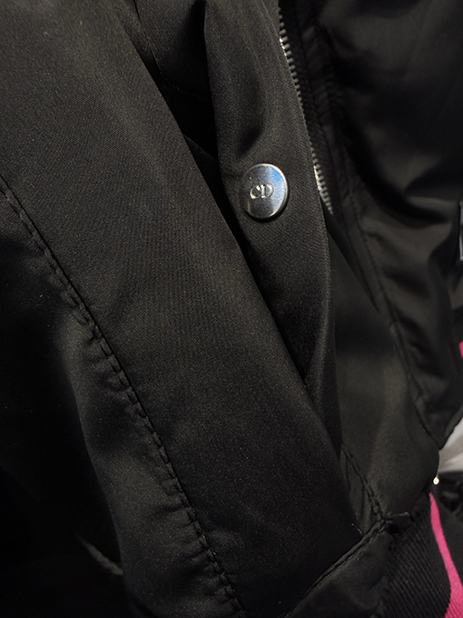 ディオール リブ編みのレタリングと刺繍パッチワークがされたブラックのベースボールスタイルのコットンジャケット