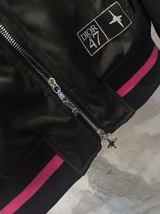 ディオール リブ編みのレタリングと刺繍パッチワークがされたブラックのベースボールスタイルのコットンジャケット