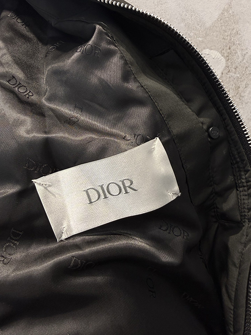 ディオール リブ編みのレタリングと刺繍パッチワークがされたブラックのベースボールスタイルのコットンジャケット