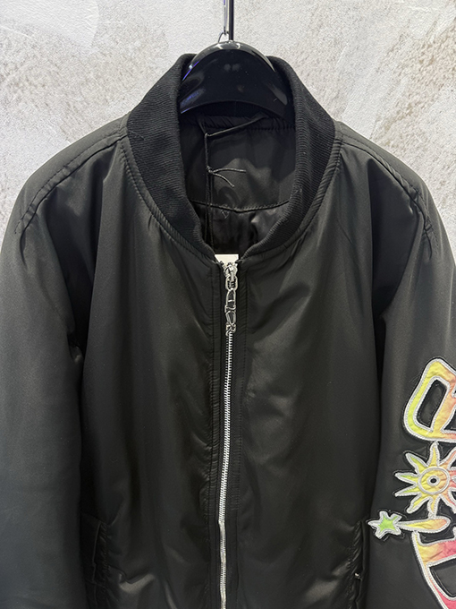 ディオール リブ編みのレタリングと刺繍パッチワークがされたブラックのベースボールスタイルのコットンジャケット