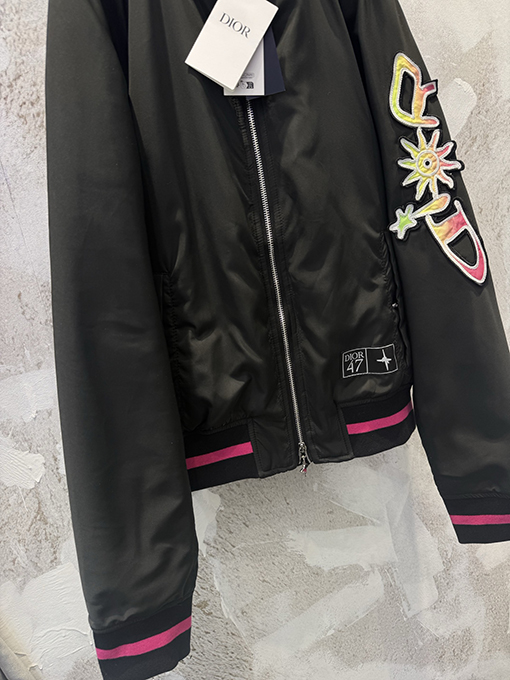 ディオール リブ編みのレタリングと刺繍パッチワークがされたブラックのベースボールスタイルのコットンジャケット