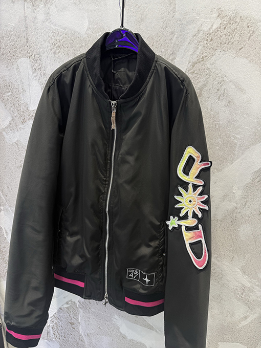 ディオール リブ編みのレタリングと刺繍パッチワークがされたブラックのベースボールスタイルのコットンジャケット