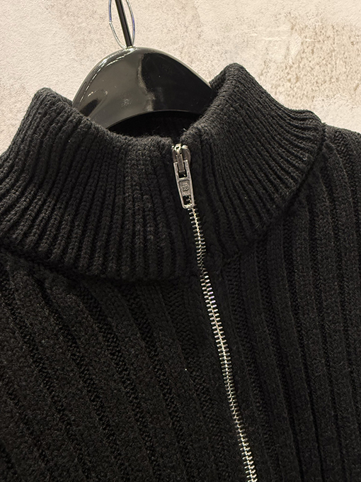 バレンシアガ Balenciaga 袖にシリコンレザーラベルスタンドカラーハーフジップニットセーター
