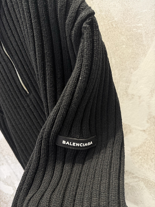 バレンシアガ Balenciaga 袖にシリコンレザーラベルスタンドカラーハーフジップニットセーター