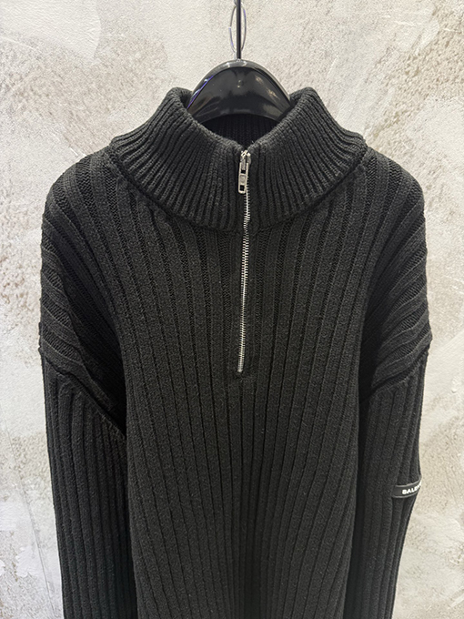 バレンシアガ Balenciaga 袖にシリコンレザーラベルスタンドカラーハーフジップニットセーター