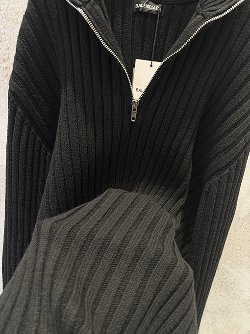 バレンシアガ Balenciaga 袖にシリコンレザーラベルスタンドカラーハーフジップニットセーター