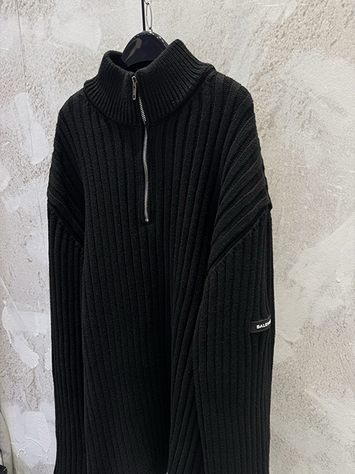 バレンシアガ Balenciaga 袖にシリコンレザーラベルスタンドカラーハーフジップニットセーター