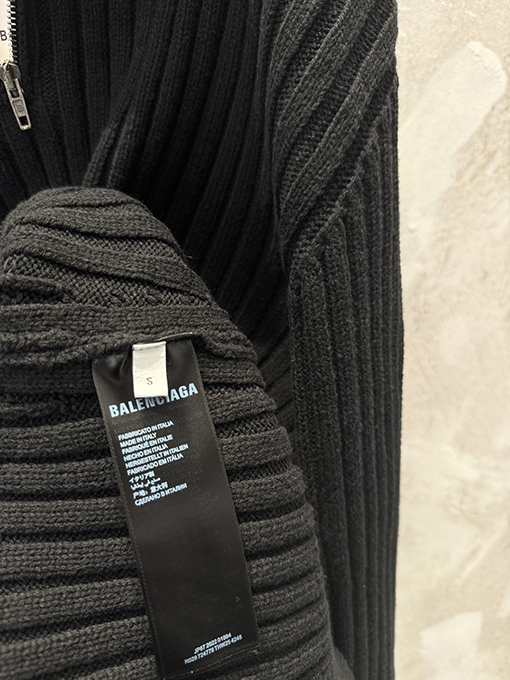 バレンシアガ Balenciaga 袖にシリコンレザーラベルスタンドカラーハーフジップニットセーター