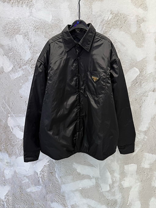 プラダ 逆三角形のロゴリサイクルナイロンカラーコットンジャケットシャツコート
