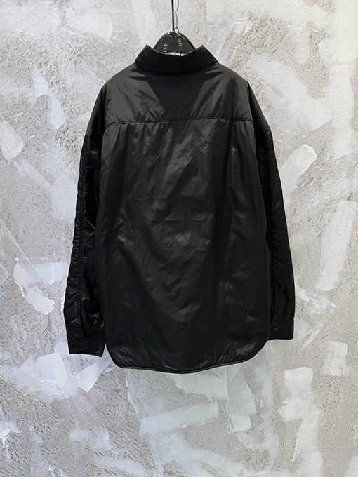 プラダ 逆三角形のロゴリサイクルナイロンカラーコットンジャケットシャツコート