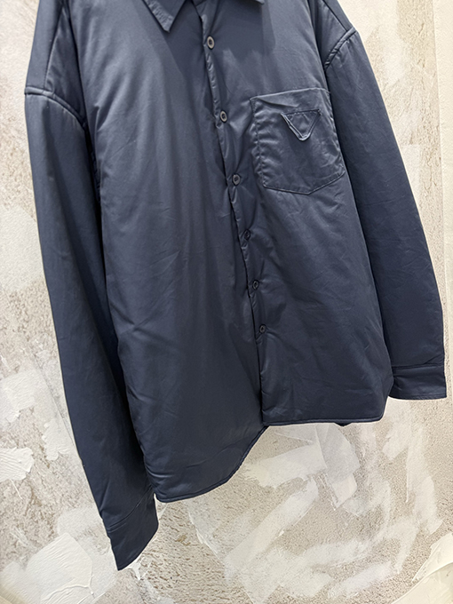プラダ 逆三角形のロゴリサイクルナイロンカラーコットンジャケットシャツコート