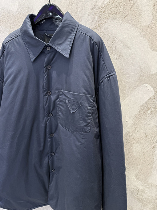 プラダ 逆三角形のロゴリサイクルナイロンカラーコットンジャケットシャツコート