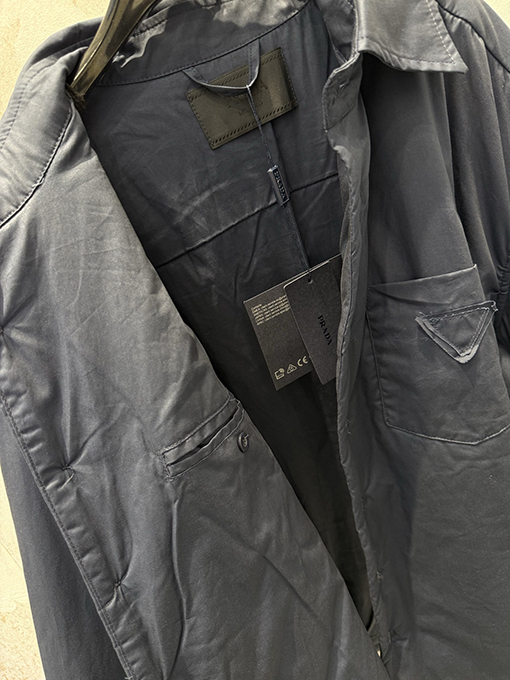 プラダ 逆三角形のロゴリサイクルナイロンカラーコットンジャケットシャツコート