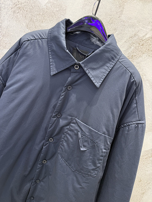 プラダ 逆三角形のロゴリサイクルナイロンカラーコットンジャケットシャツコート