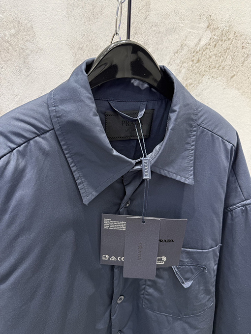 プラダ 逆三角形のロゴリサイクルナイロンカラーコットンジャケットシャツコート