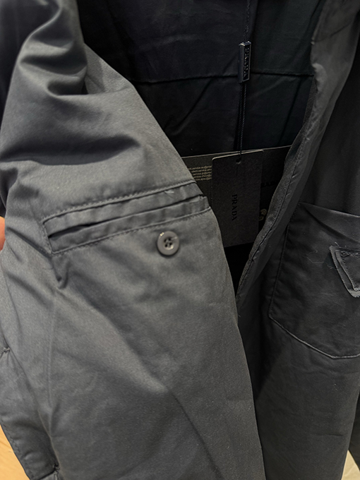 プラダ 逆三角形のロゴリサイクルナイロンカラーコットンジャケットシャツコート