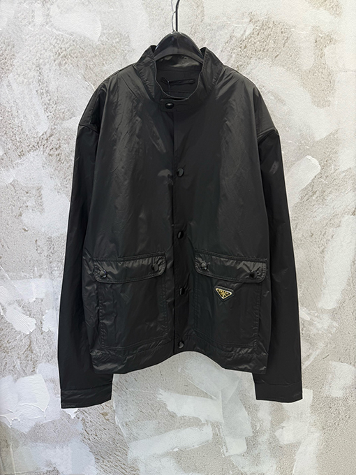 プラダ リサイクルナイロンスタンドカラーダブルポケットジャケット