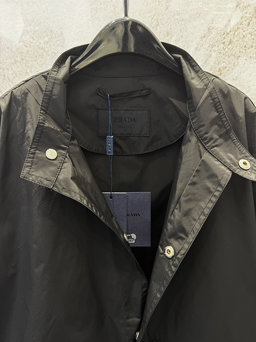 プラダ リサイクルナイロンスタンドカラーダブルポケットジャケット
