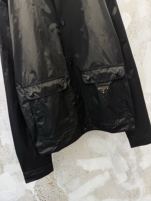 プラダ リサイクルナイロンスタンドカラーダブルポケットジャケット