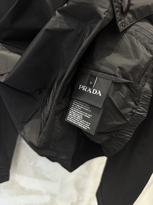 プラダ リサイクルナイロンスタンドカラーダブルポケットジャケット