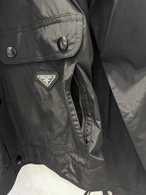 プラダ リサイクルナイロンスタンドカラーダブルポケットジャケット