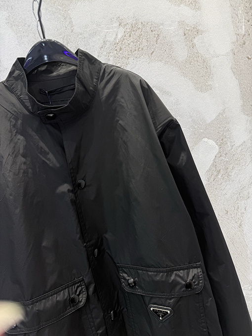 プラダ リサイクルナイロンスタンドカラーダブルポケットジャケット
