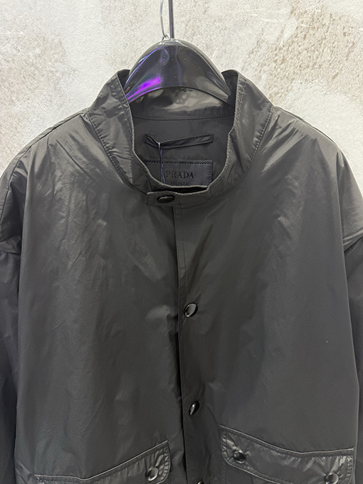 プラダ リサイクルナイロンスタンドカラーダブルポケットジャケット